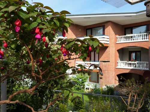 Hotel am Kurpark in Malente Außenansicht im Garten