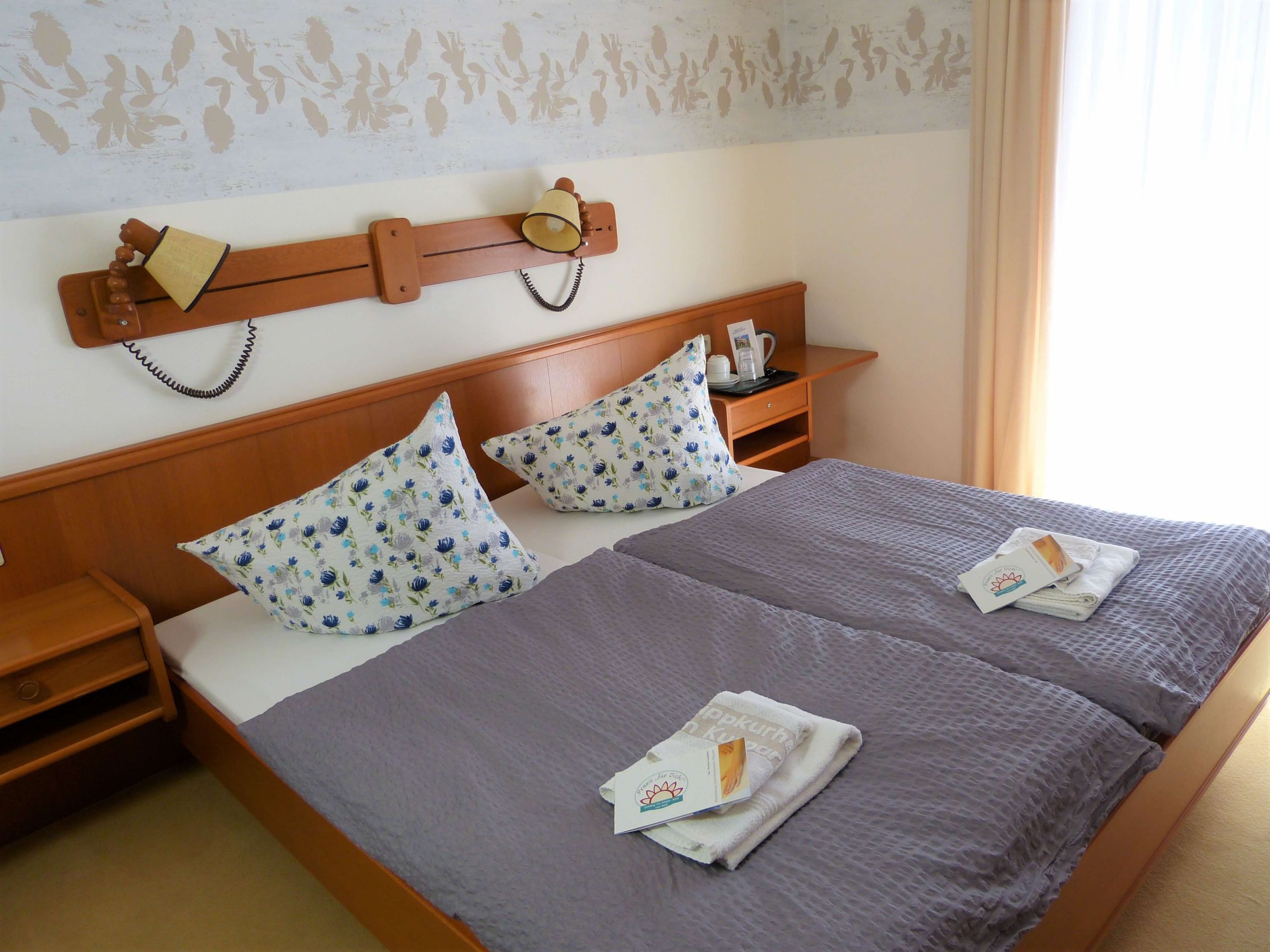 Hotel am Kurpark in Malente helles Schlafzimmer Doppelzimmer 