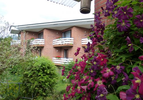 Hotel am Kurpark in Malente Außenansicht im Garten