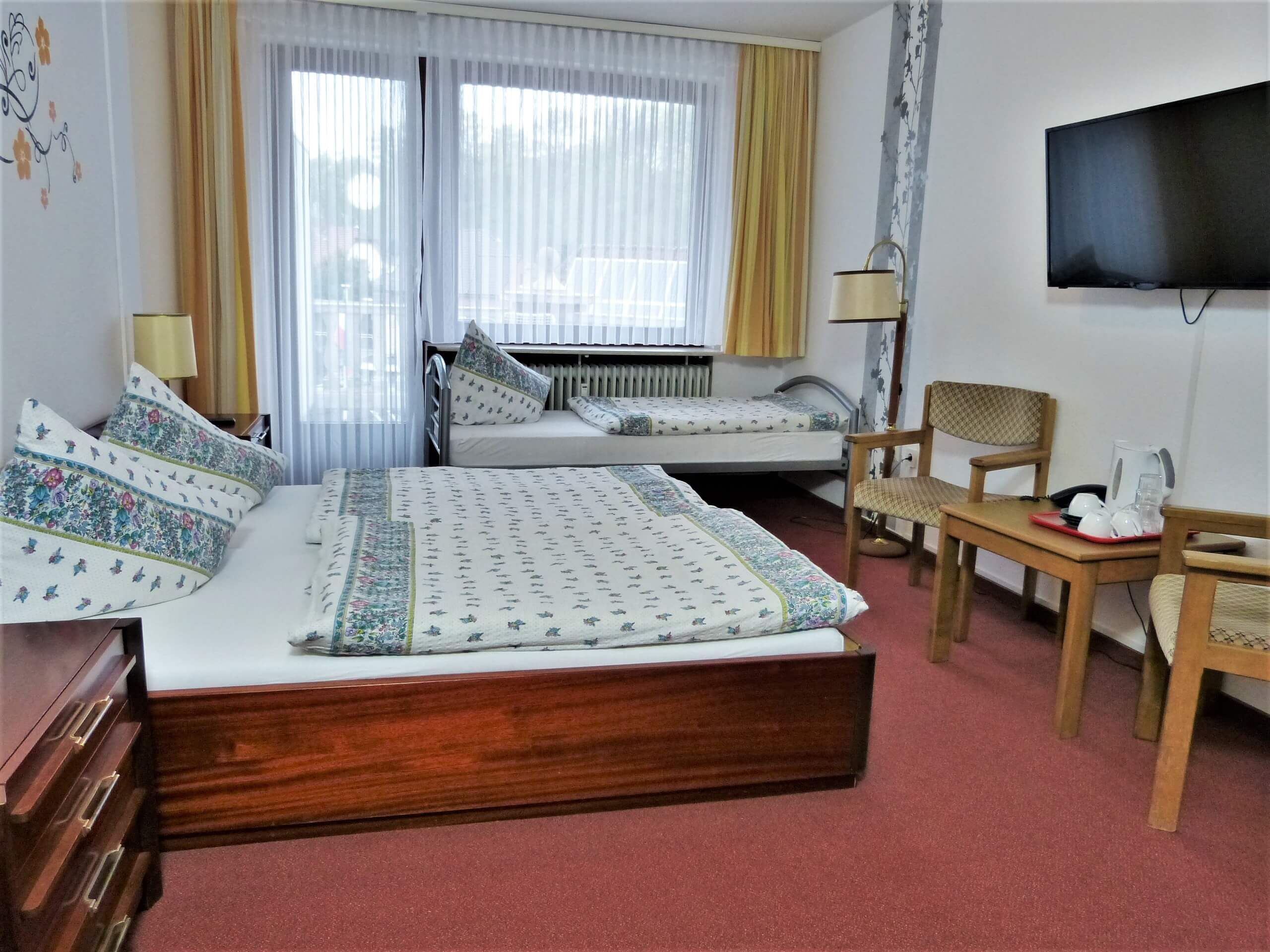 Hotel am Kurpark in Malente - Dreibettzimmer Betten